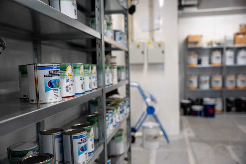 Spraylakk i hyller på egnet sted