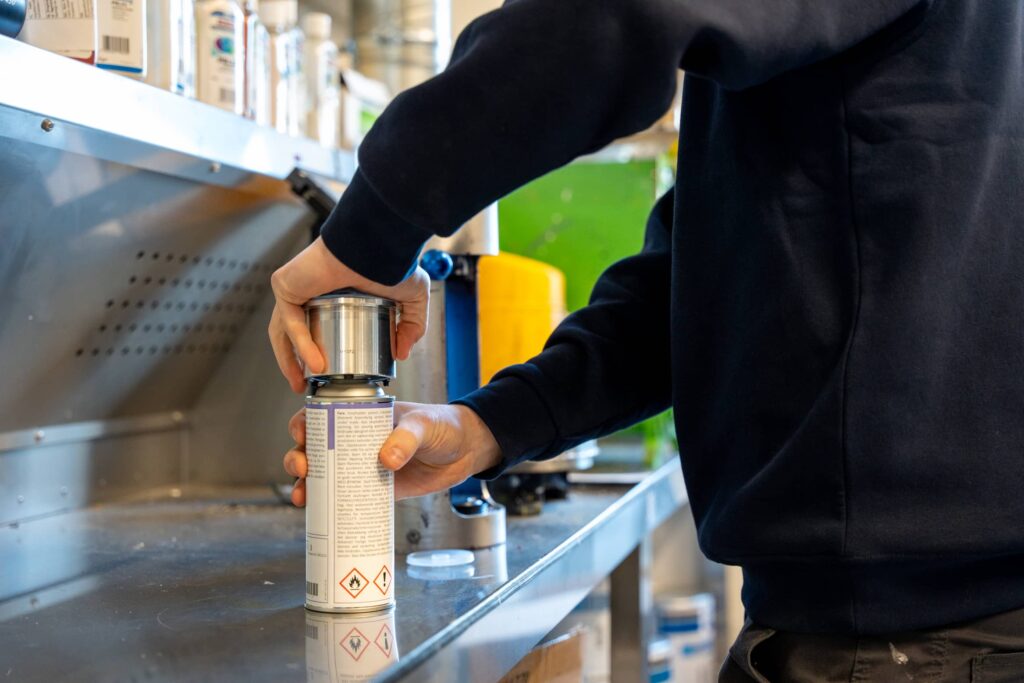Spraylakk klargjort til kunde